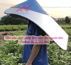 Tấm Xốp Tráng Bạc Cách Nhiệt Làm Mũ Chống Nắng Cho Người Dân Đi Ruộng